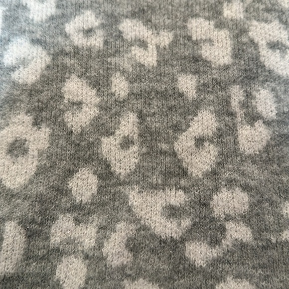 Old Navy - soft sweater. Excellent condition. Size XS. - Picture 4 of 4